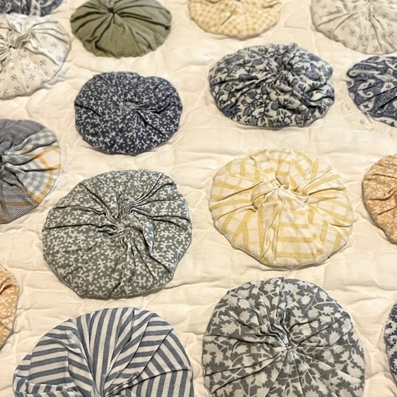 Rare!! Pottery Barn Handmade Yo-Yo Puff Quilt 90”x90” - Picture 5 of 15